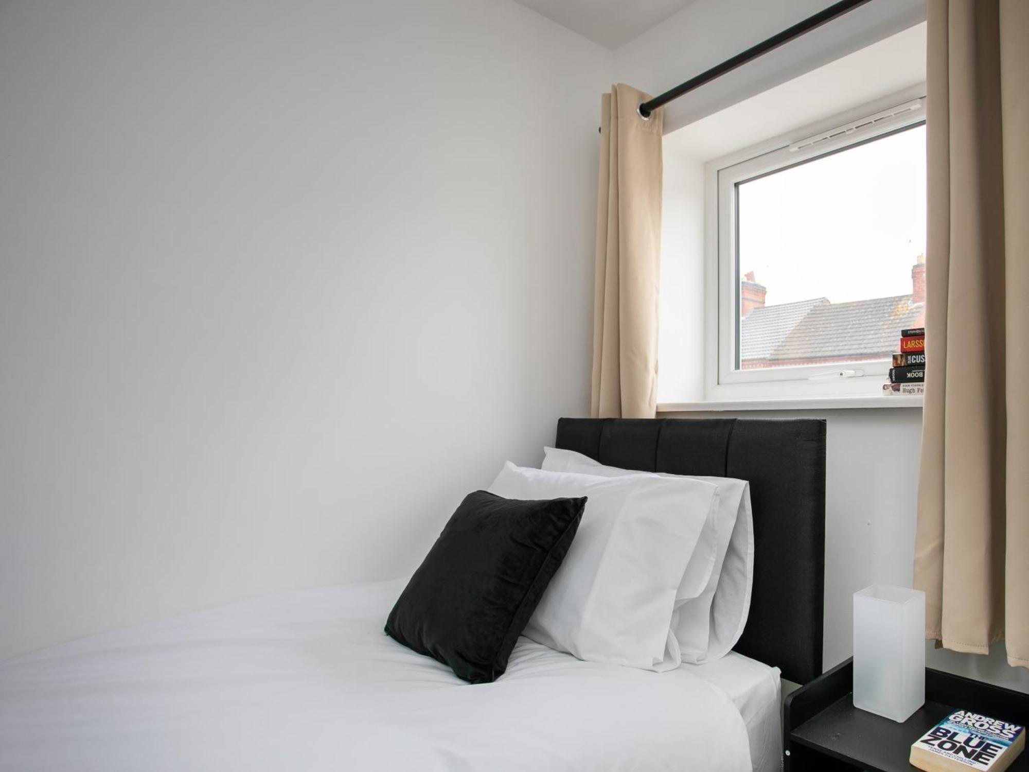 Holiday home 5 Bed House, Sleeps 9, Separate, Driveway, Close To