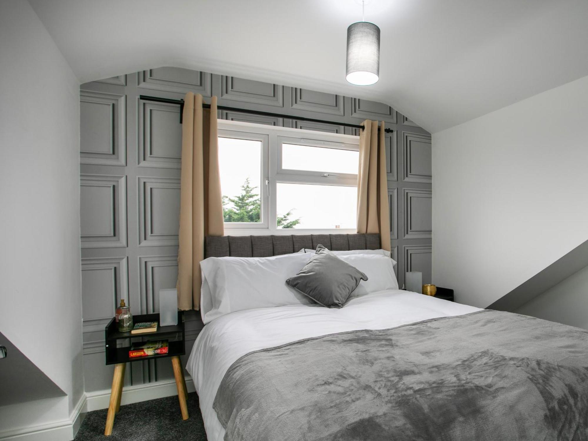5 Bed House, Sleeps 9, Separate, Driveway, Close To *