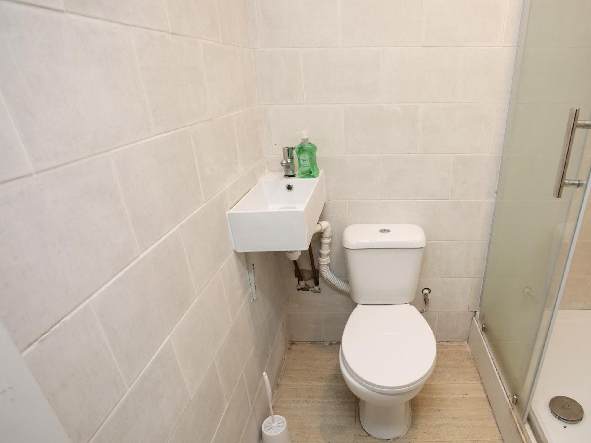 5 Bed House, Sleeps 9, Separate, Driveway, Close To Leicester