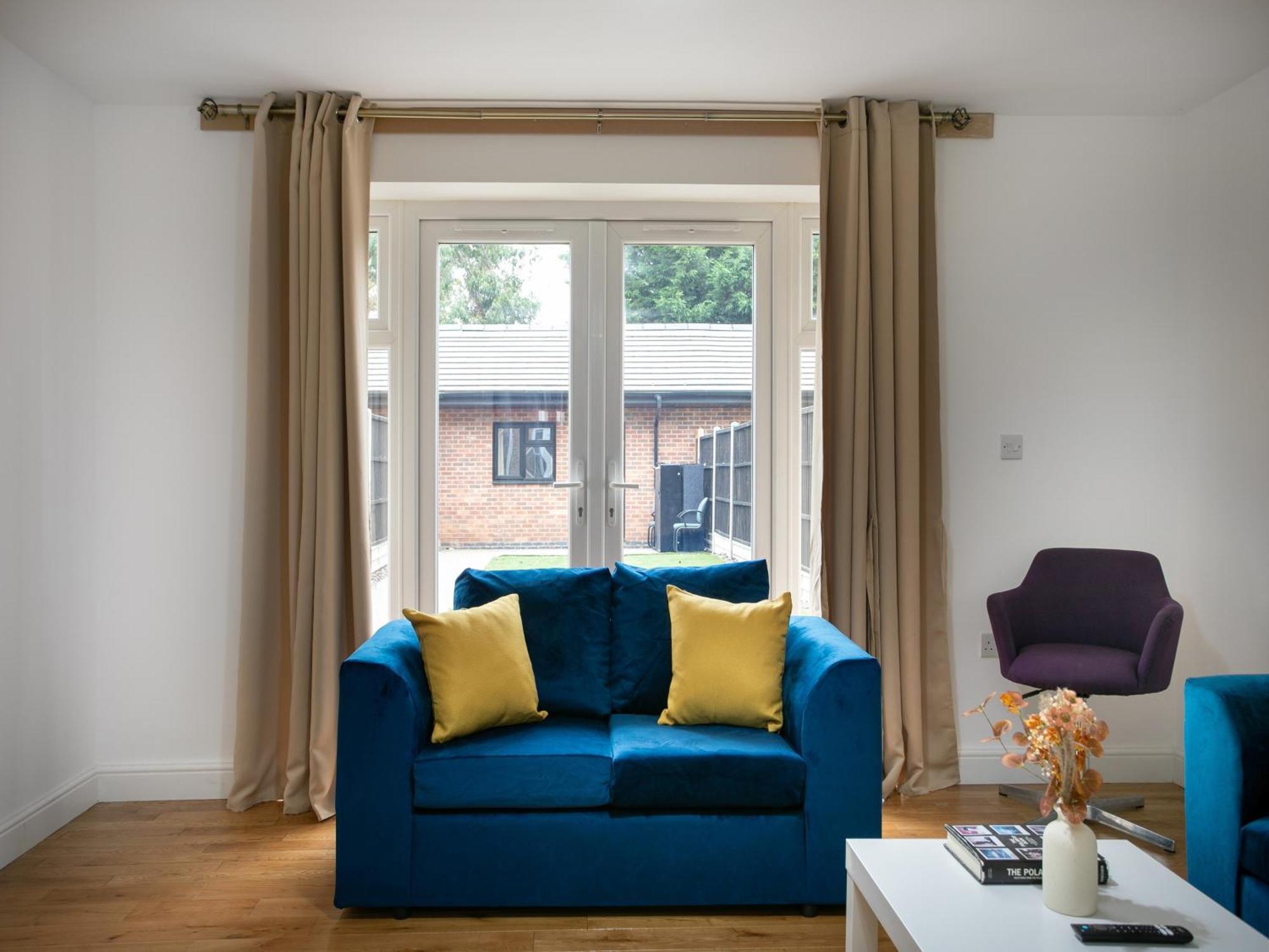 Holiday home 5 Bed House, Sleeps 9, Separate, Driveway, Close To *