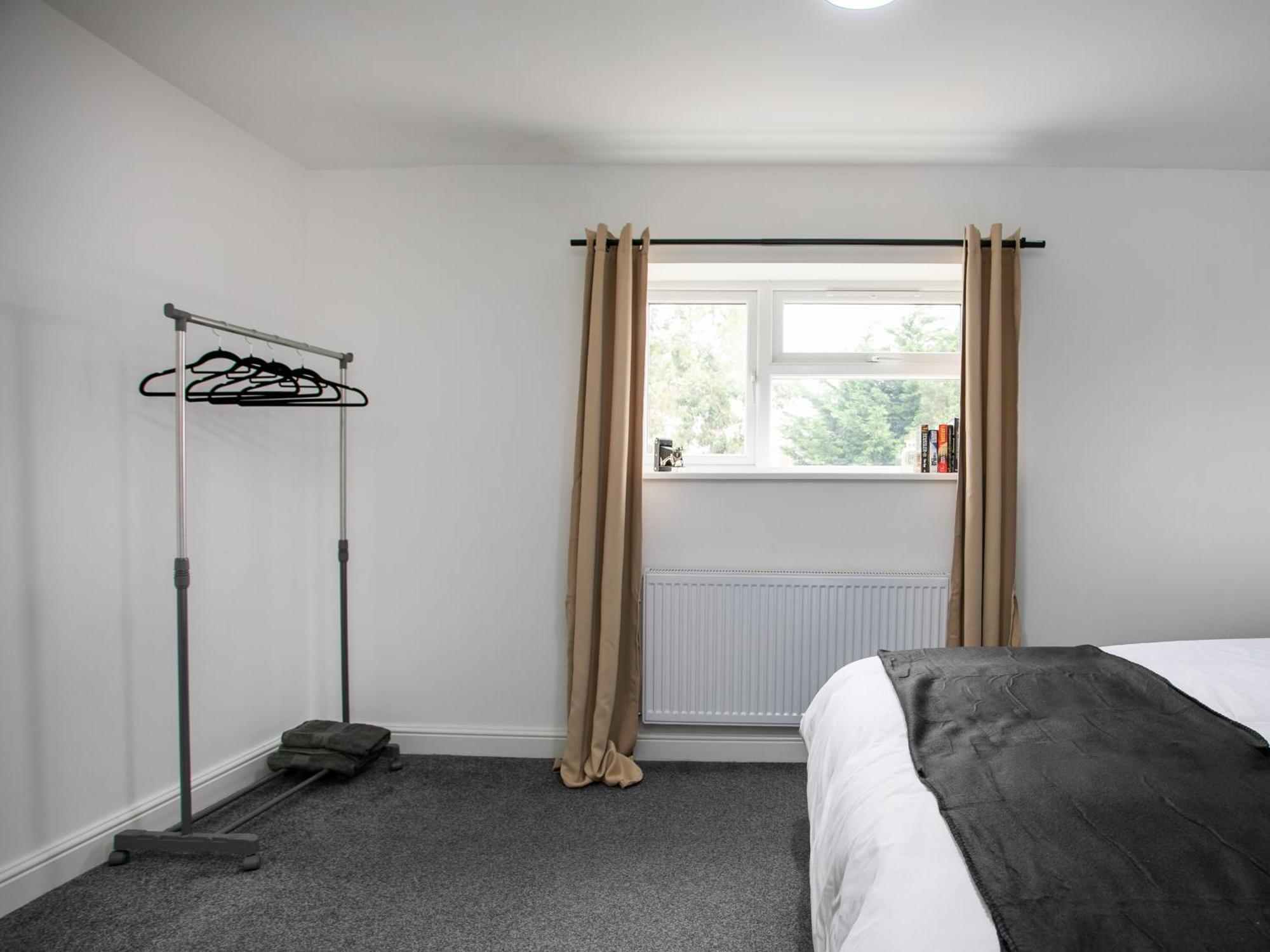 5 Bed House, Sleeps 9, Separate, Driveway, Close To * Leicester