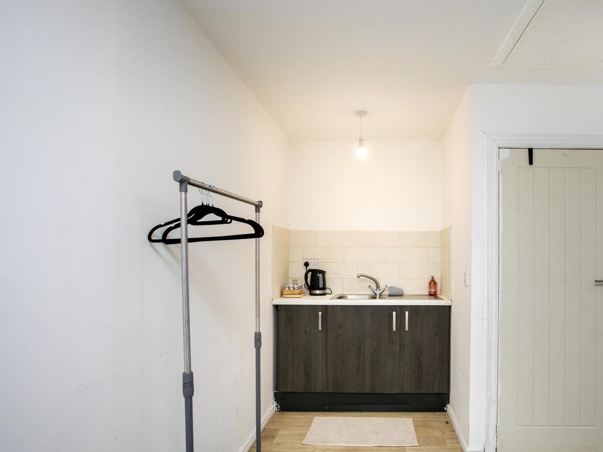 5 Bed House, Sleeps 9, Separate, Driveway, Close To