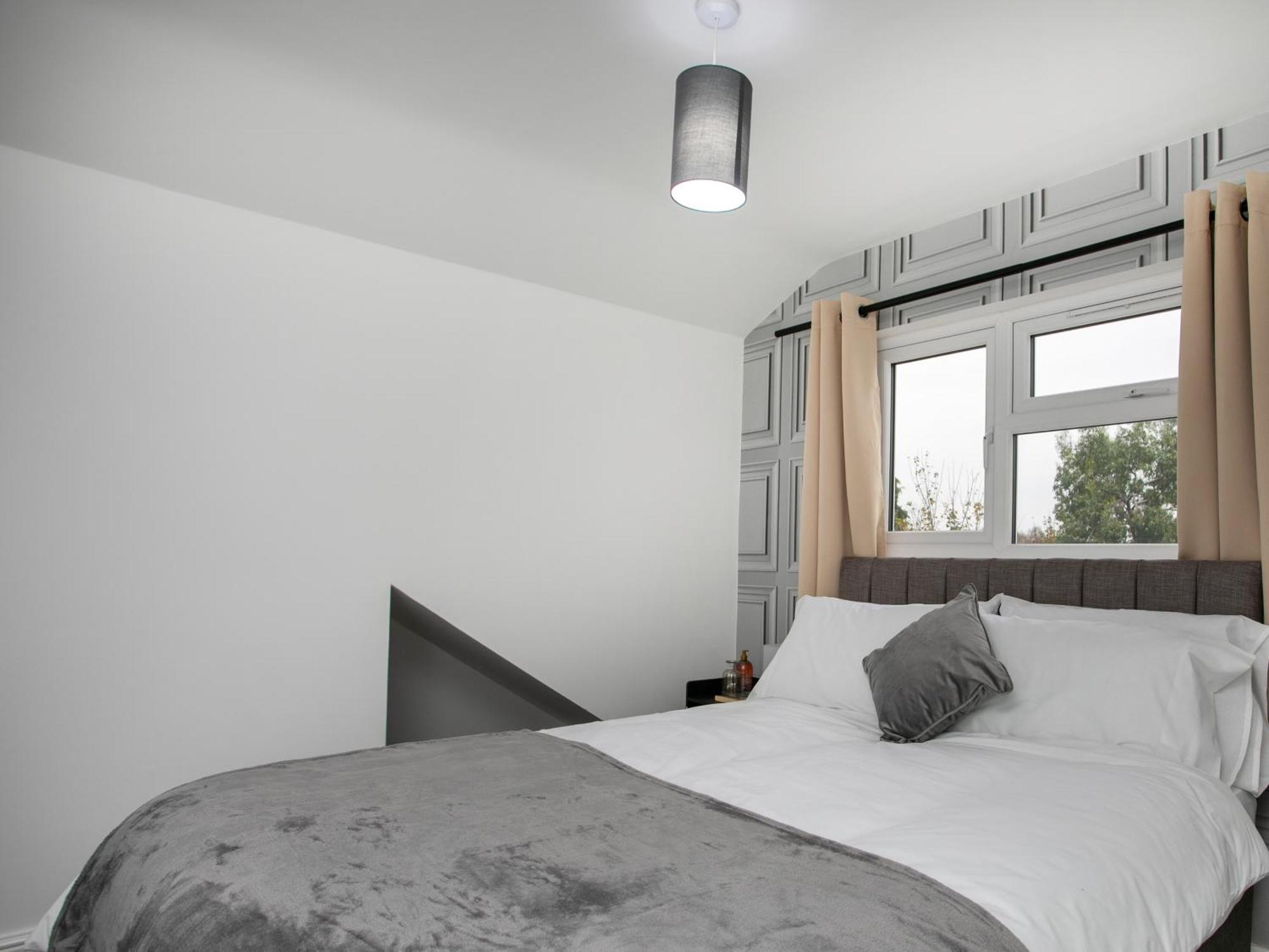 5 Bed House, Sleeps 9, Separate, Driveway, Close To Holiday home Leicester
