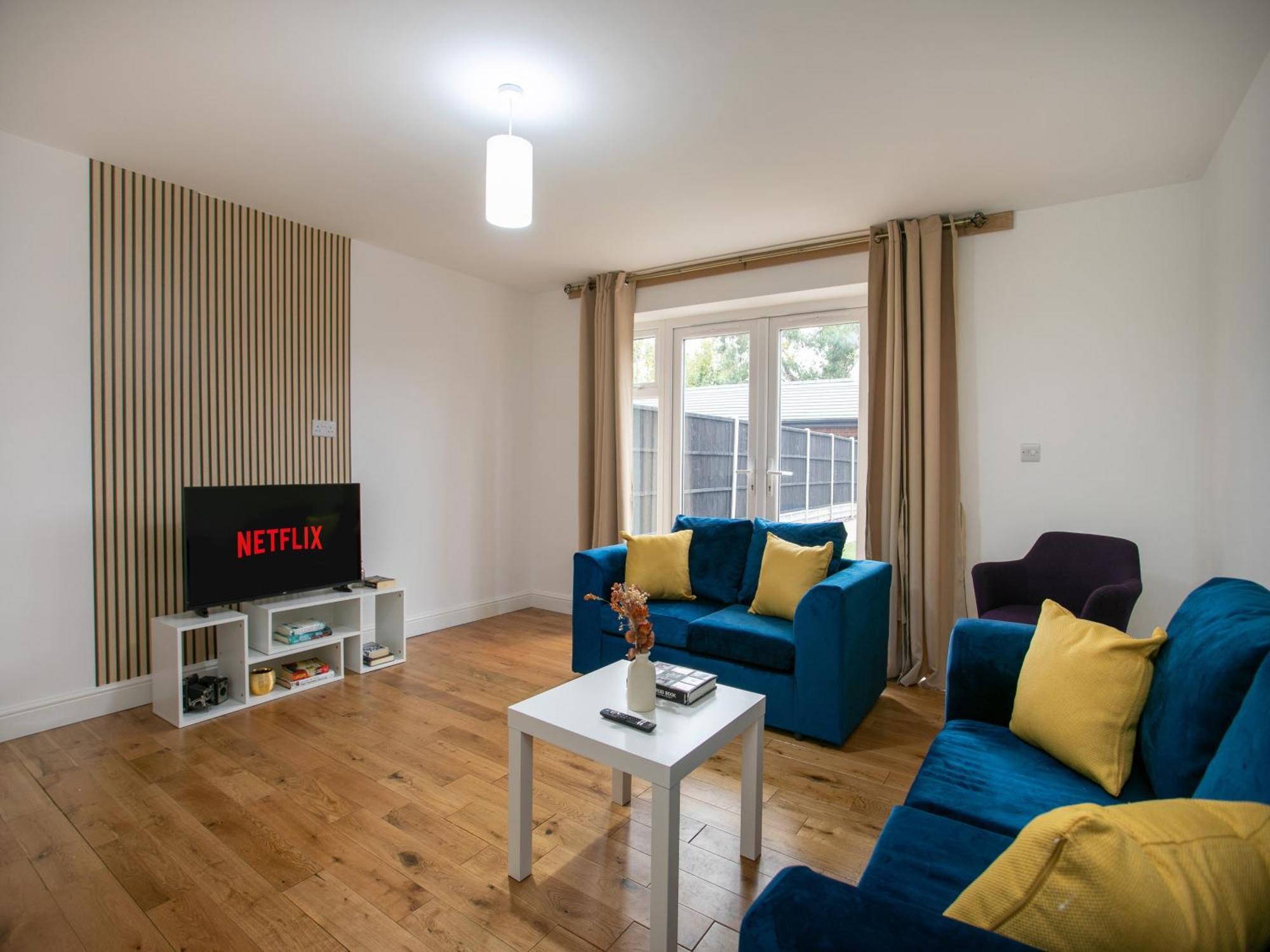 5 Bed House, Sleeps 9, Separate, Driveway, Close To *