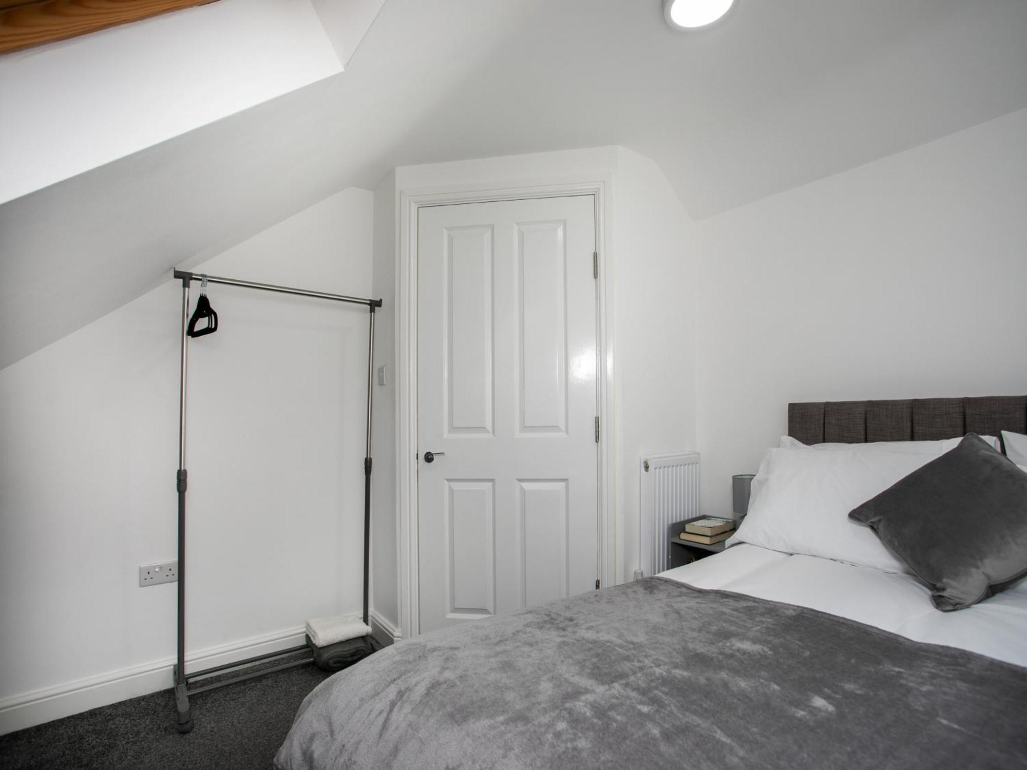 5 Bed House, Sleeps 9, Separate, Driveway, Close To Leicester