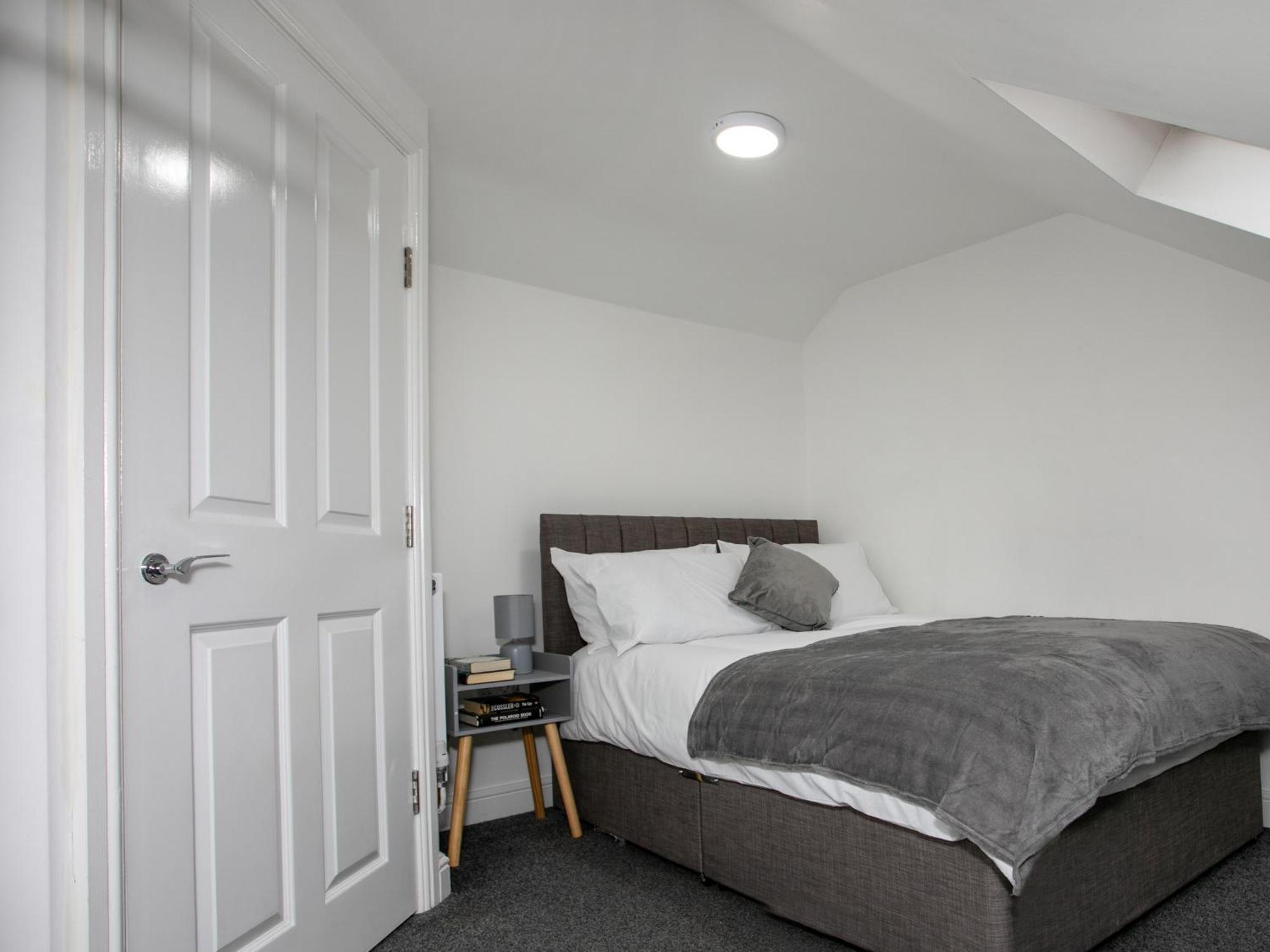 5 Bed House, Sleeps 9, Separate, Driveway, Close To * Leicester