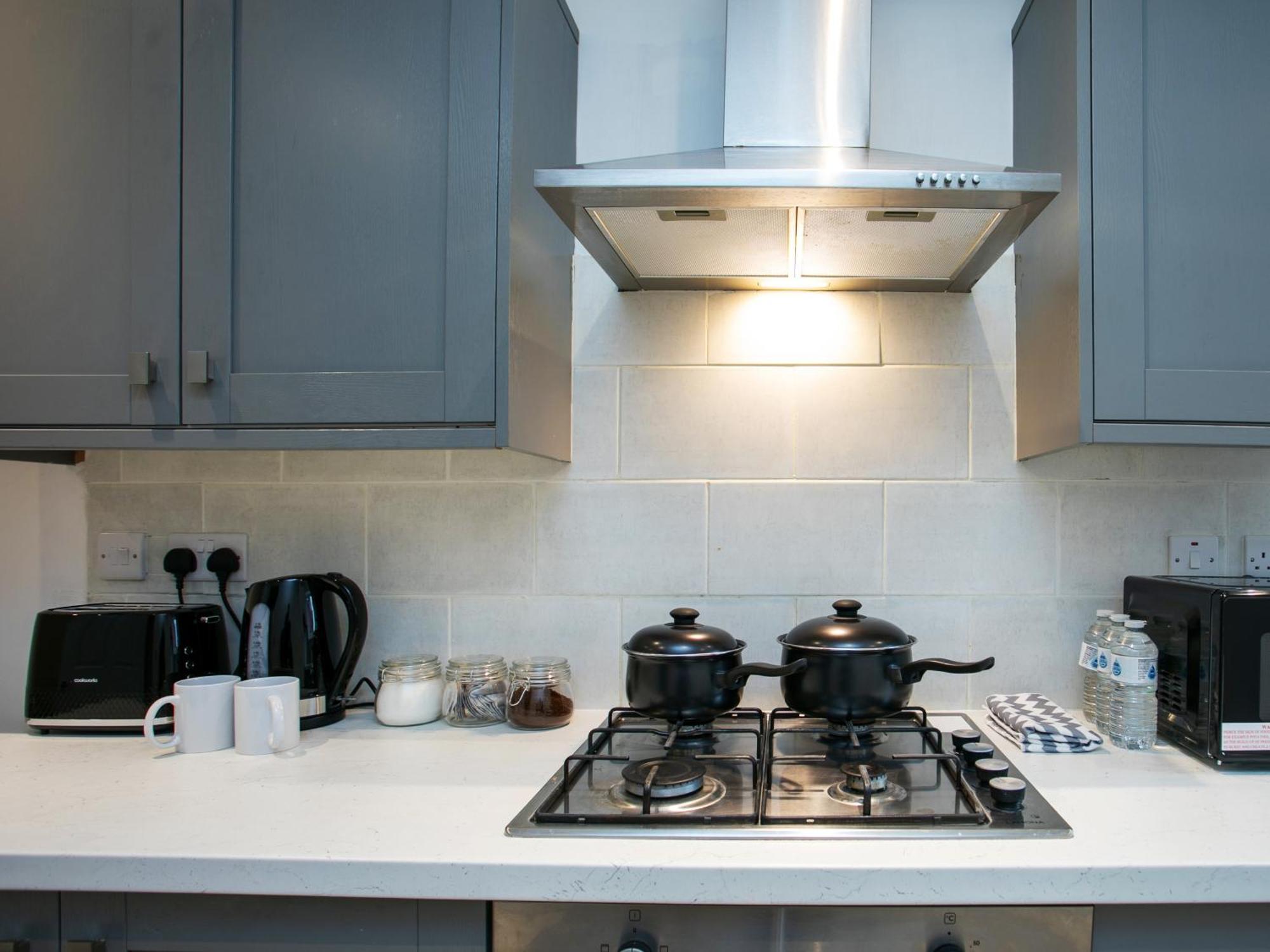 5 Bed House, Sleeps 9, Separate, Driveway, Close To Holiday home *