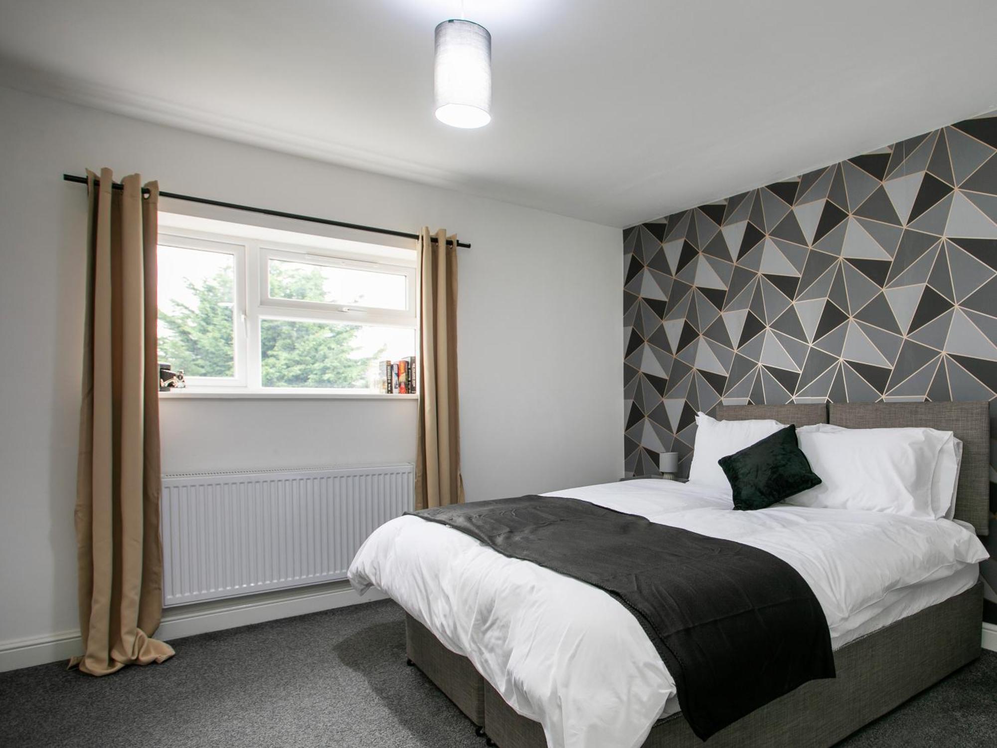 5 Bed House, Sleeps 9, Separate, Driveway, Close To Holiday home Leicester