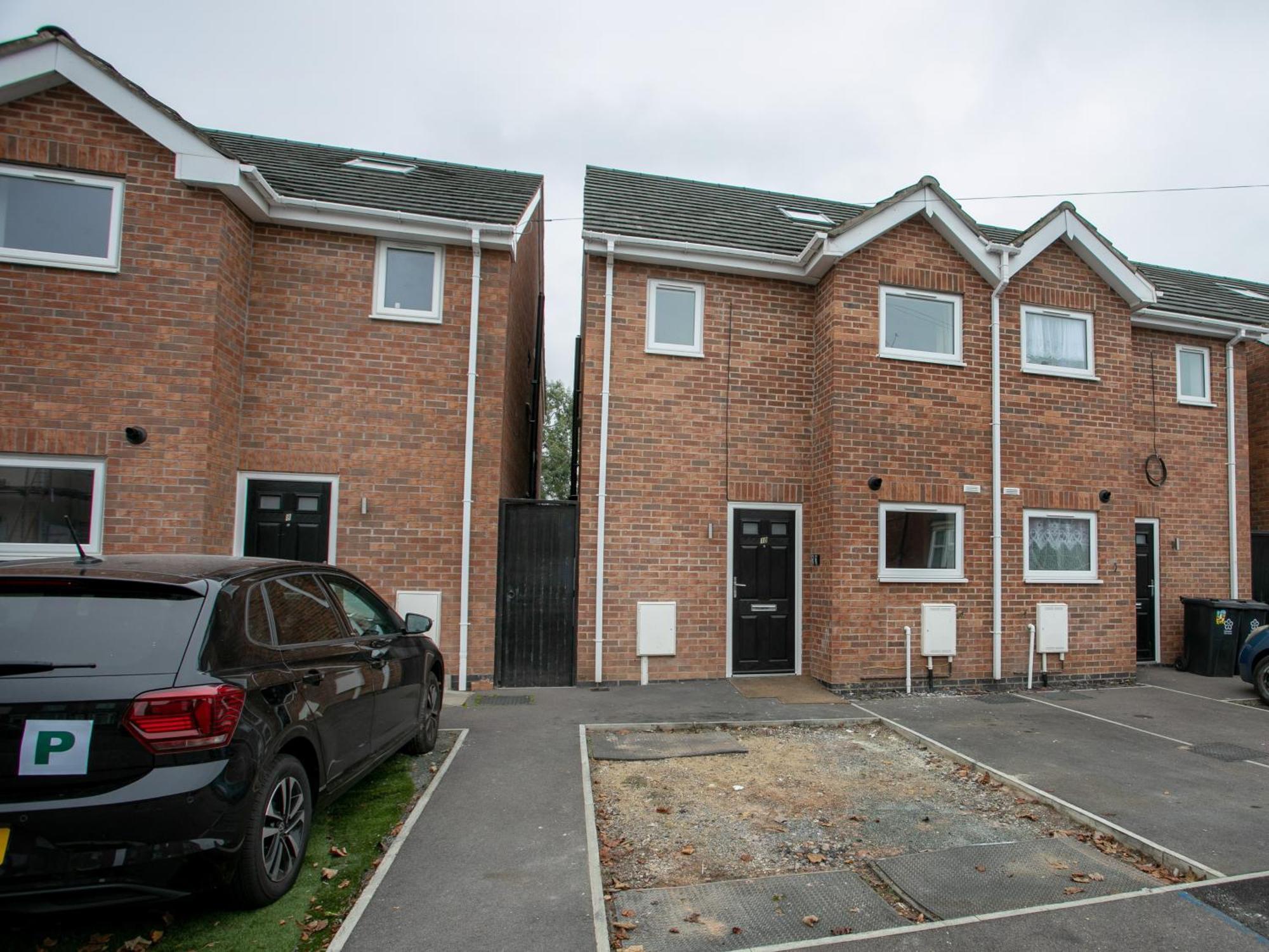 5 Bed House, Sleeps 9, Separate, Driveway, Close To *