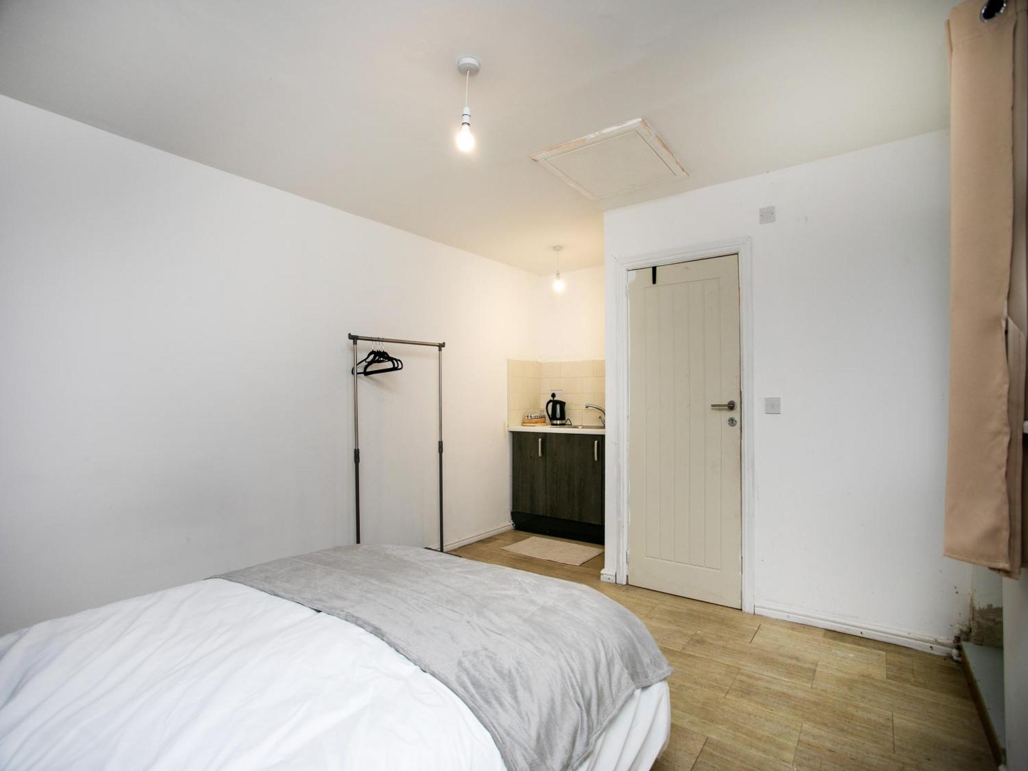 5 Bed House, Sleeps 9, Separate, Driveway, Close To Leicester