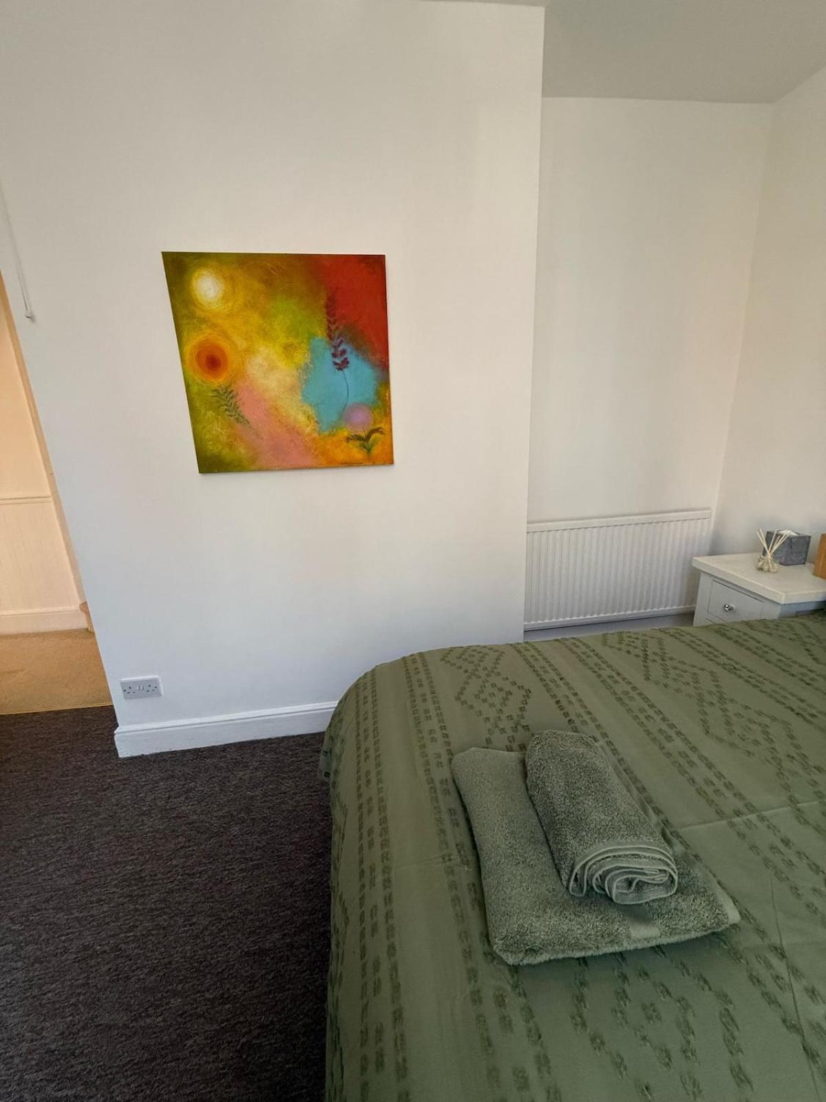 Location - 3 Bedroom Spacious Townhouse - Wifi - Netflix Holiday home