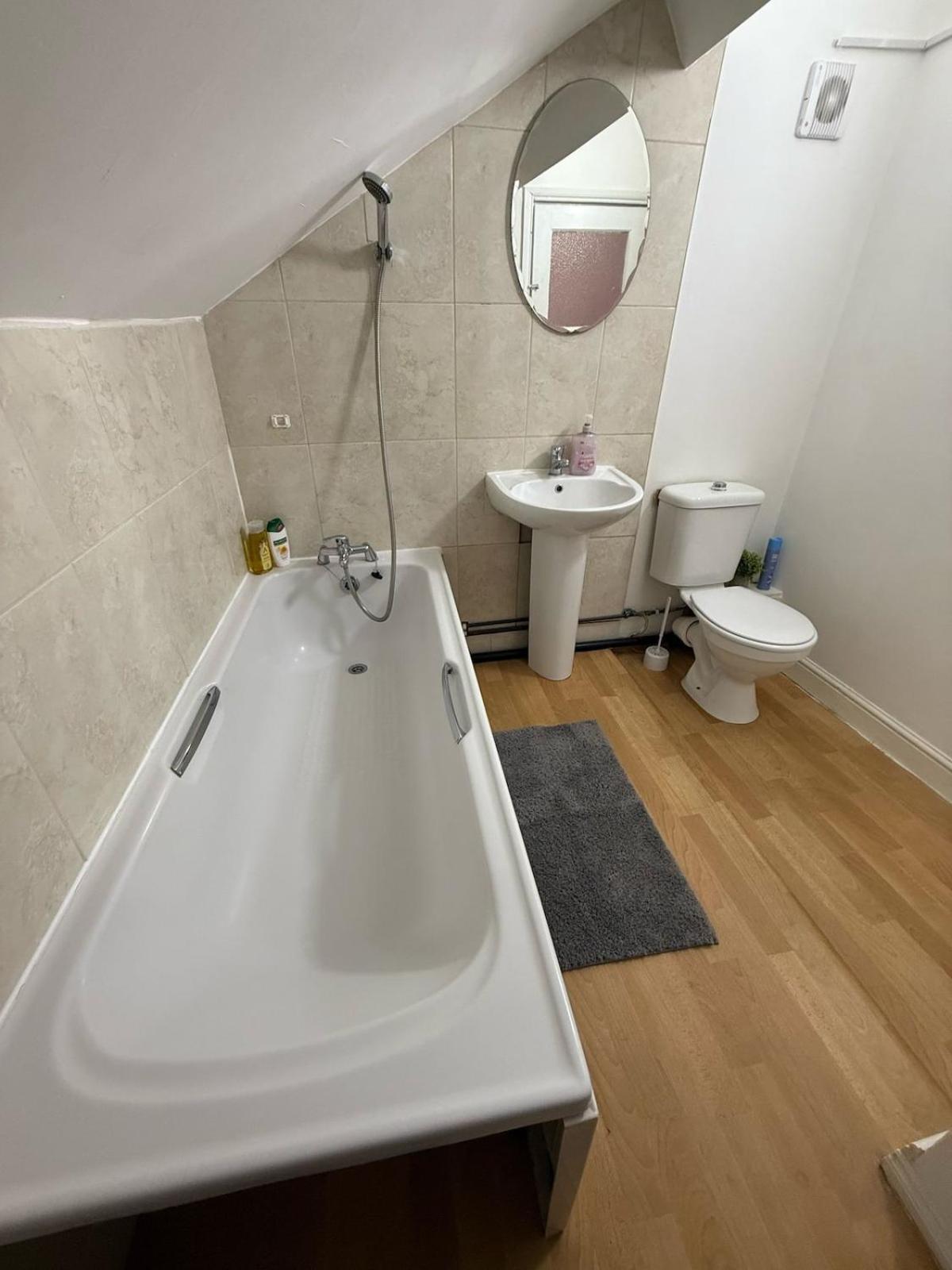 Location - 3 Bedroom Spacious Townhouse - Wifi - Netflix * Leicester