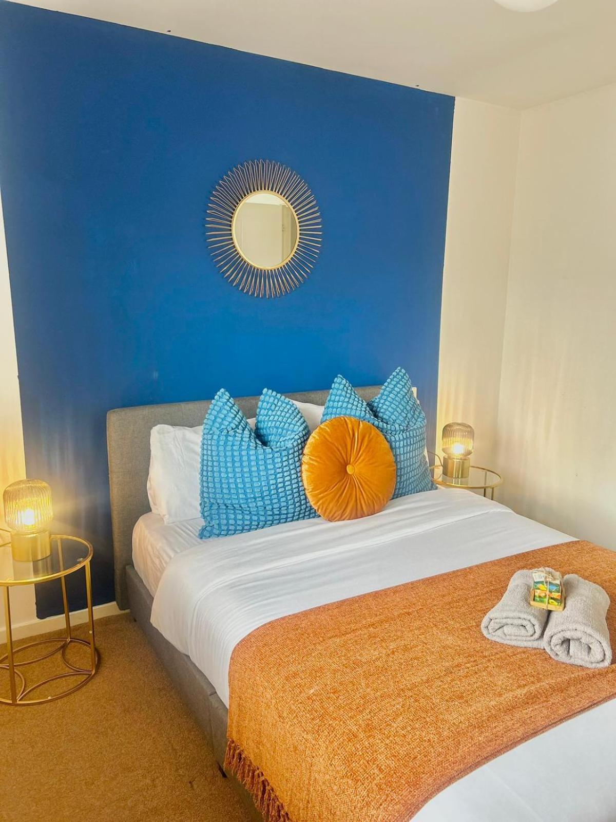 Trendy 2 Bed Hideaway With Secure Parking Apartment *