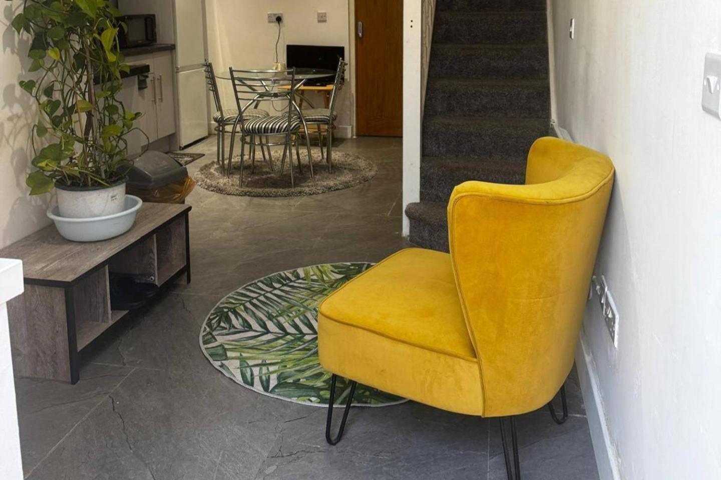Cosy - Sleeps 5 Free Parking & Patio Holiday home *