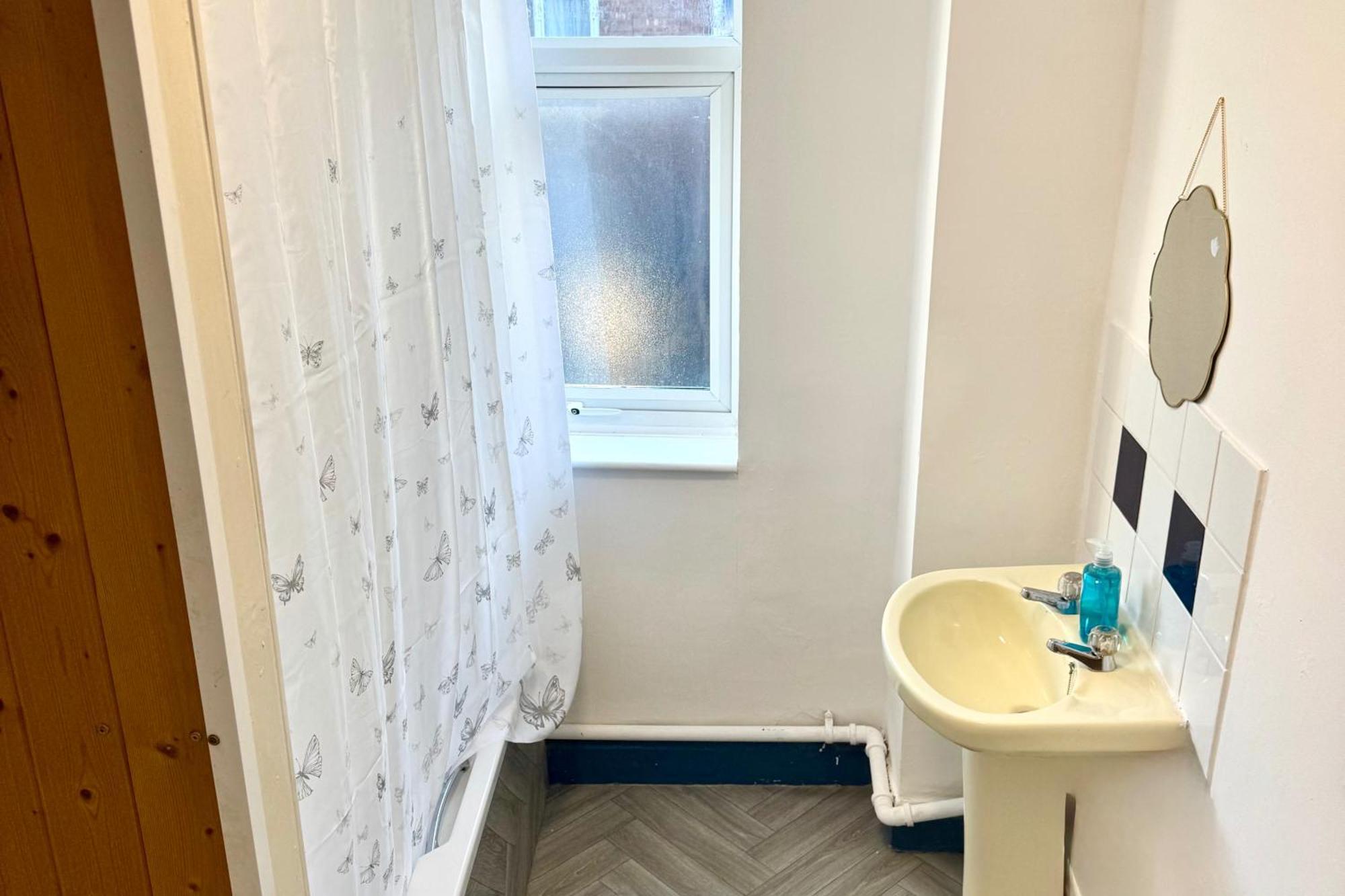 Cosy With 2 Bedrooms Apartment