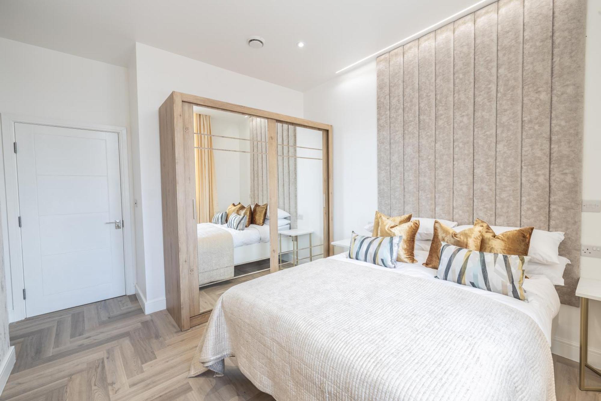 Boutique Centre Balcony Perfect For Couples & Businesses With Free Gym By The Pocklington - Richard Iii *