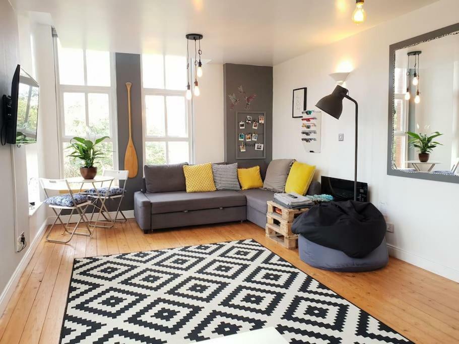 Spacious With River Views And 5 Min Walk To Center *