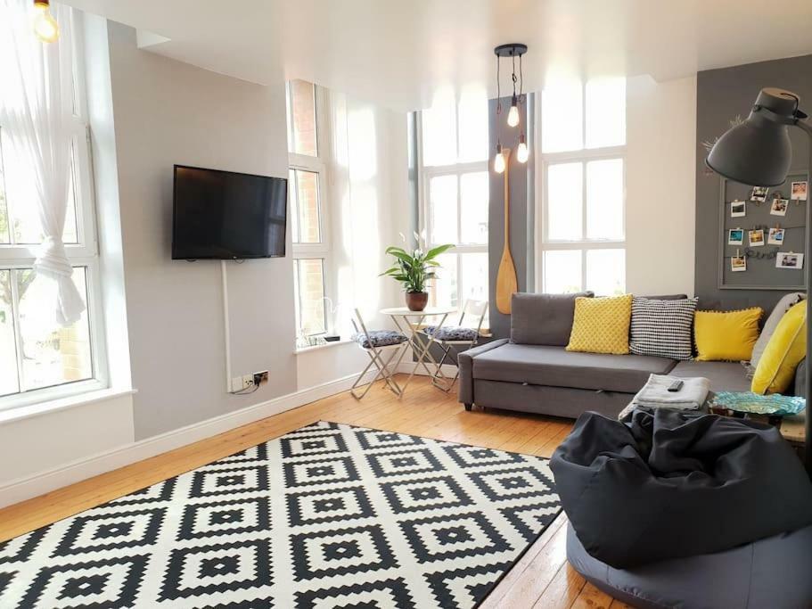 Spacious With River Views And 5 Min Walk To Center Apartment Leicester