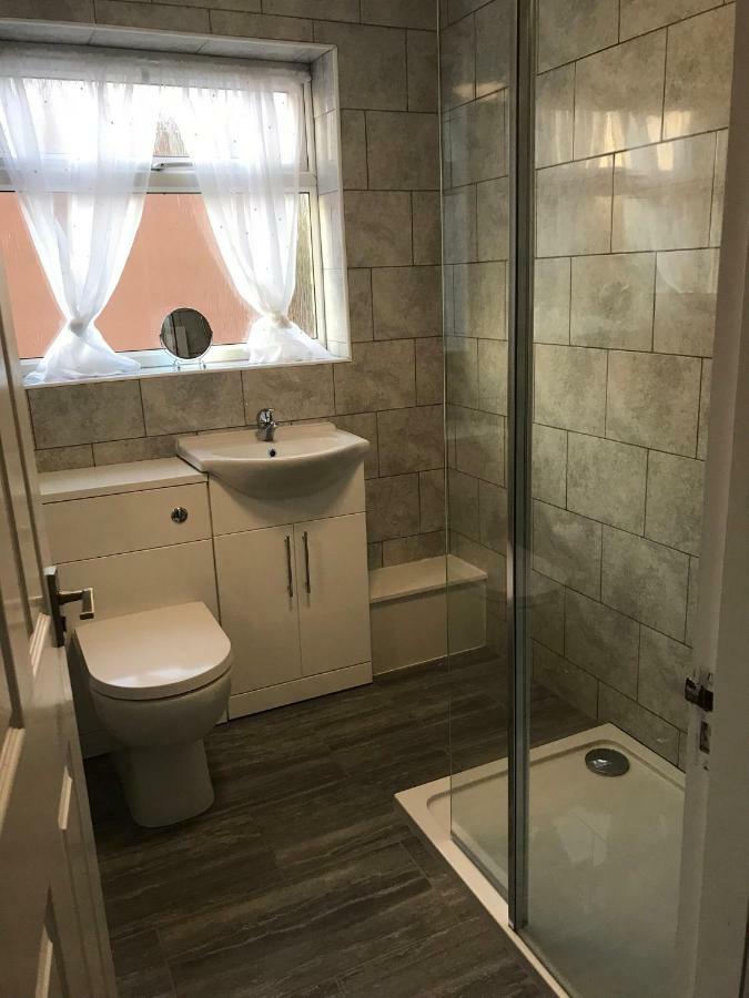 Hinckley Sleeps 5 Complete House Leicester