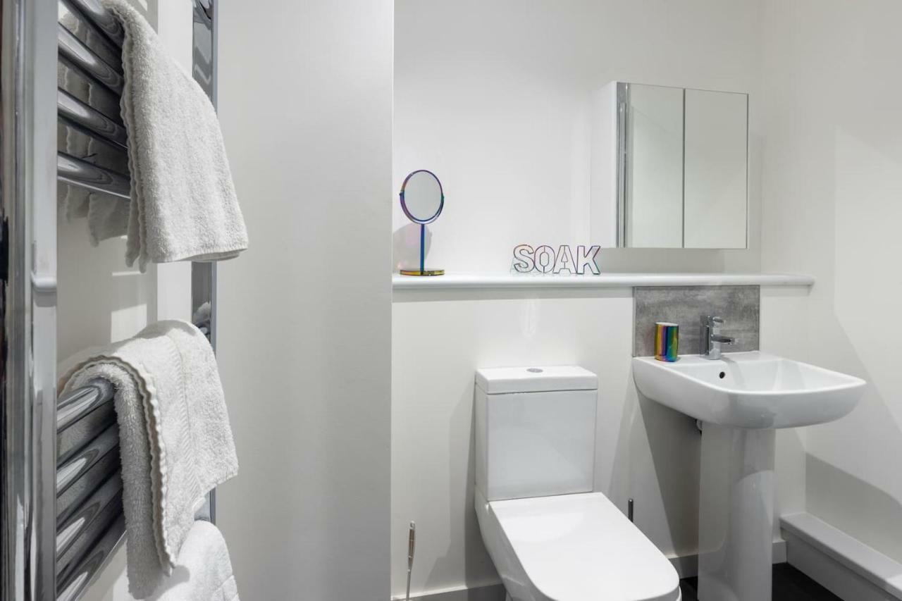 Luxury - S18 * Leicester