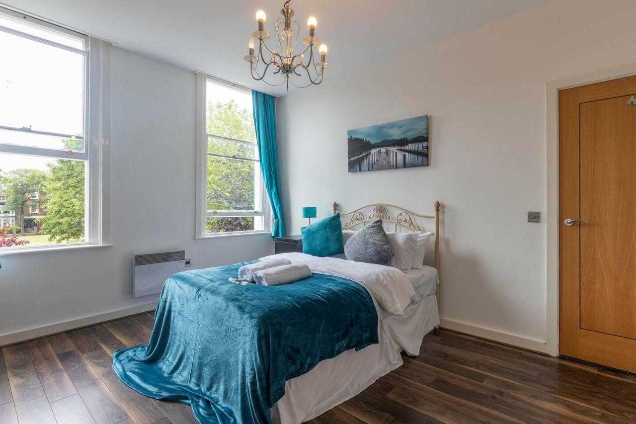 Luxury - Princess Leicester