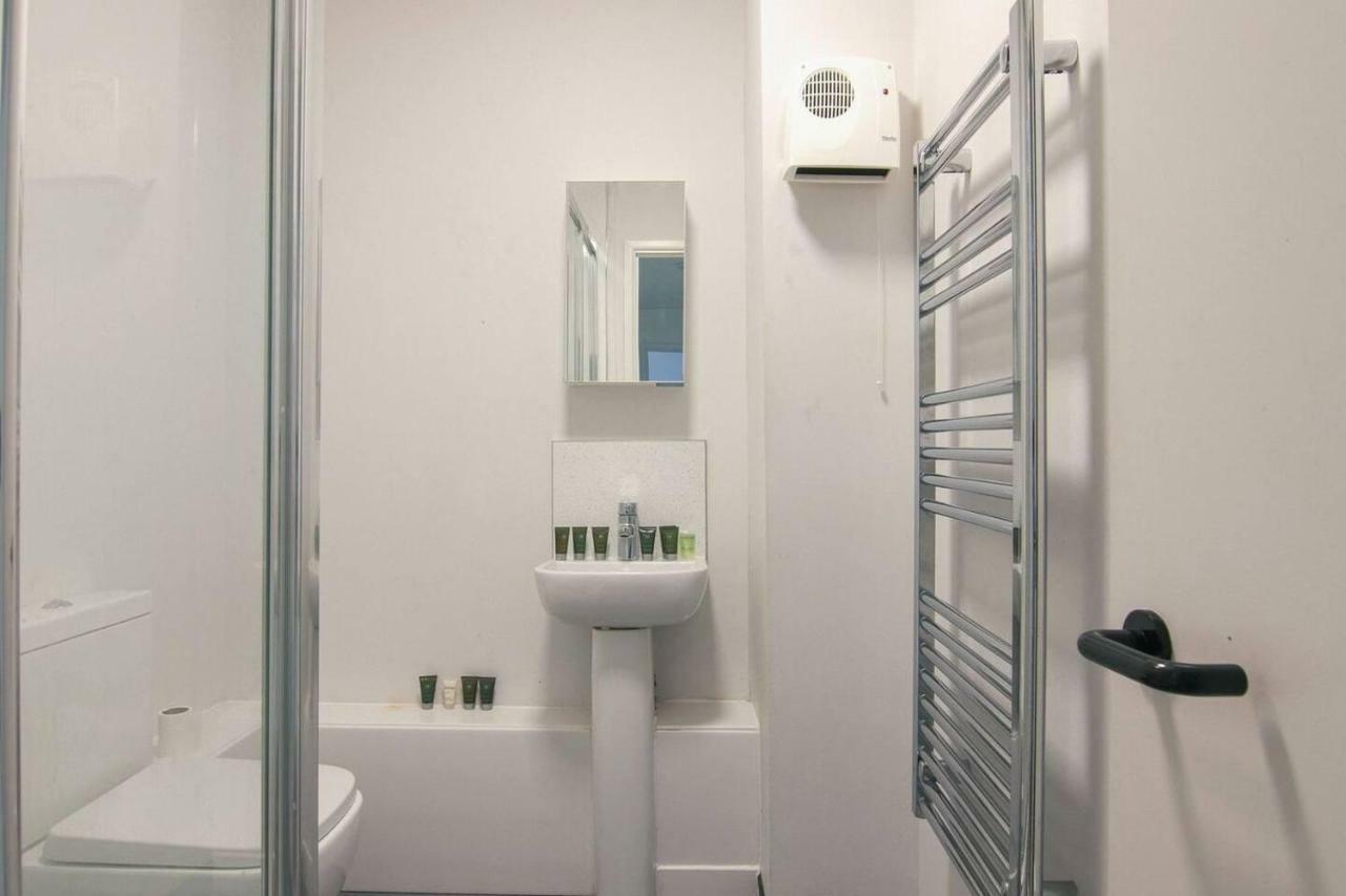 Modern 1 Bedroom Located In