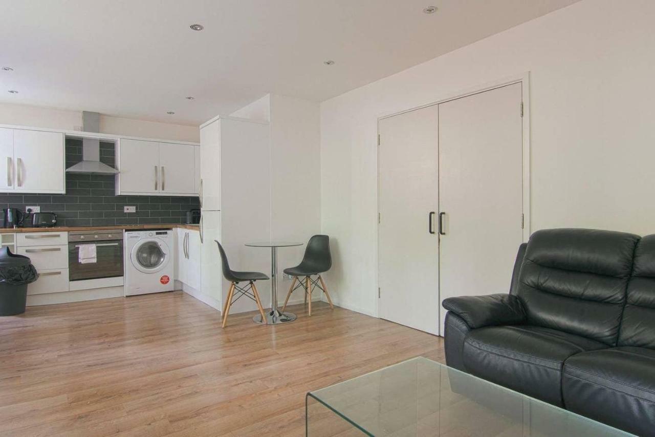 Modern 1 Bedroom Located In