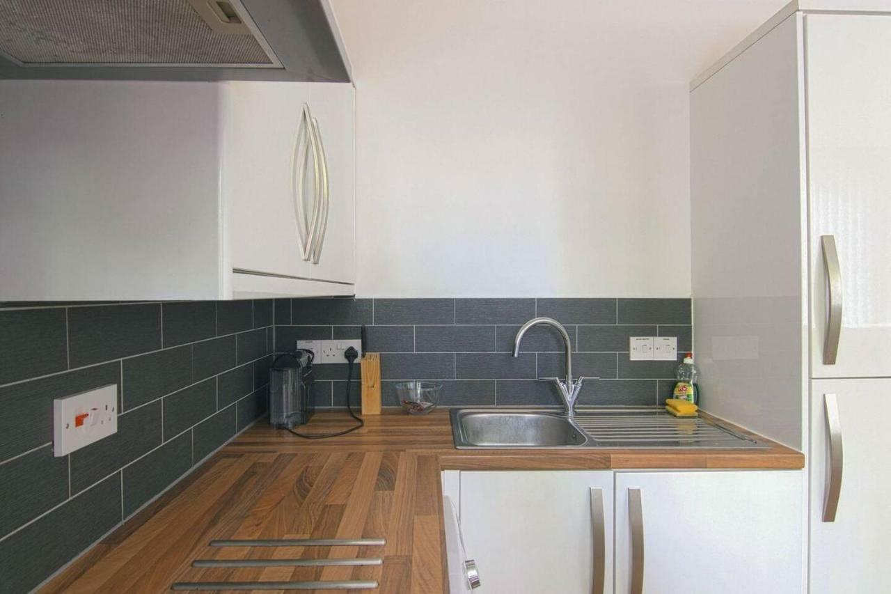 Modern 1 Bedroom Located In Apartment *