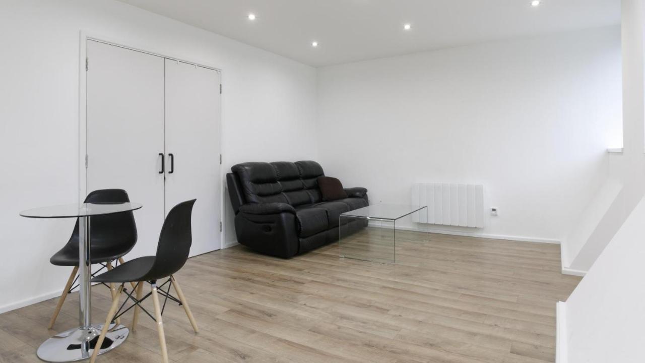 Modern 1 Bedroom Located In *
