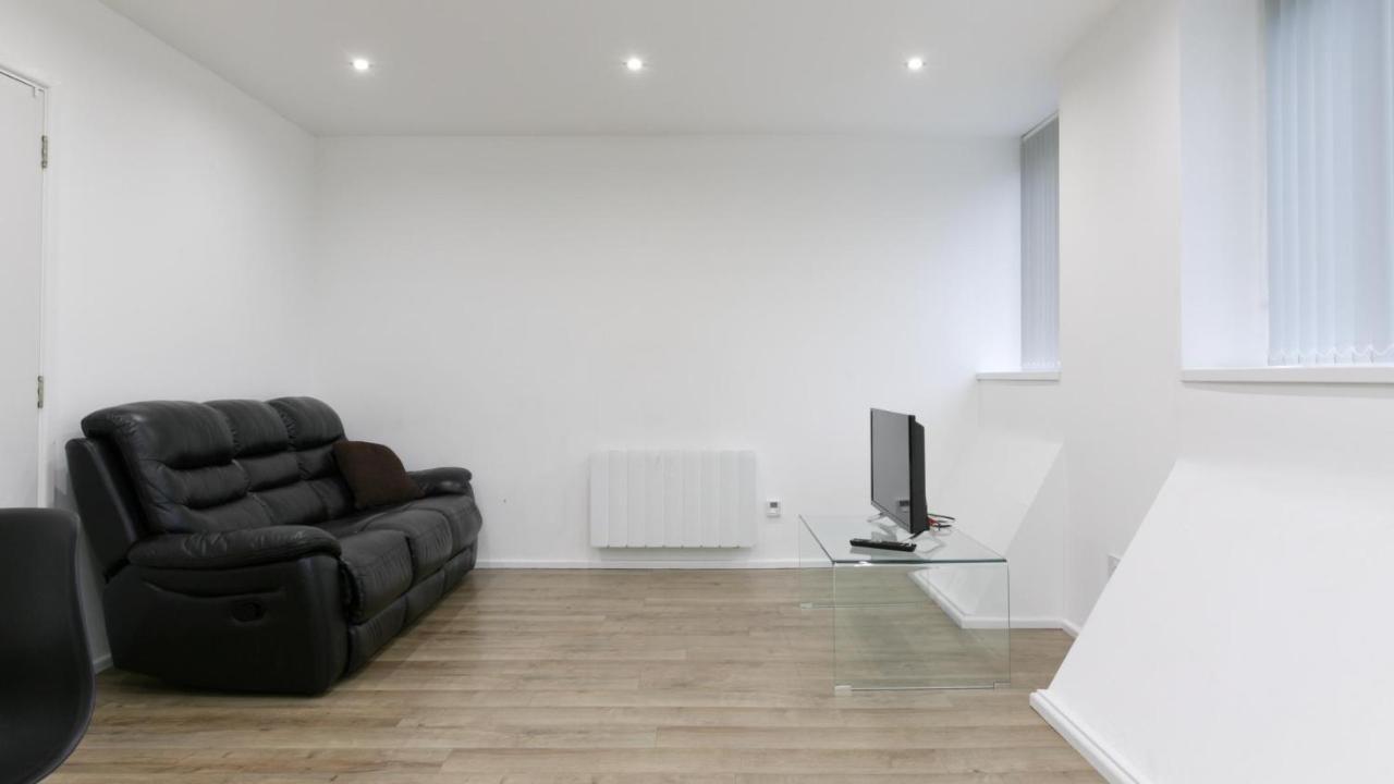 Modern 1 Bedroom Located In Apartment *