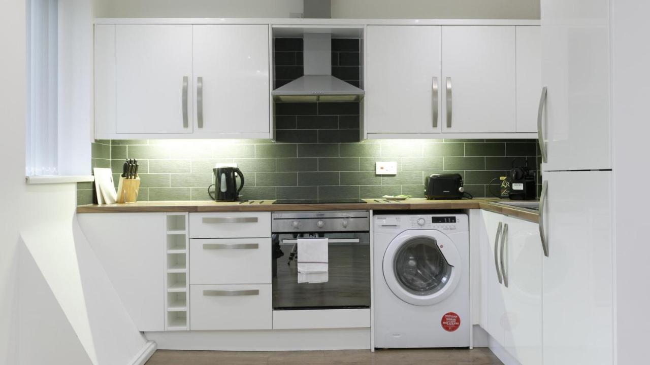Modern 1 Bedroom Located In
