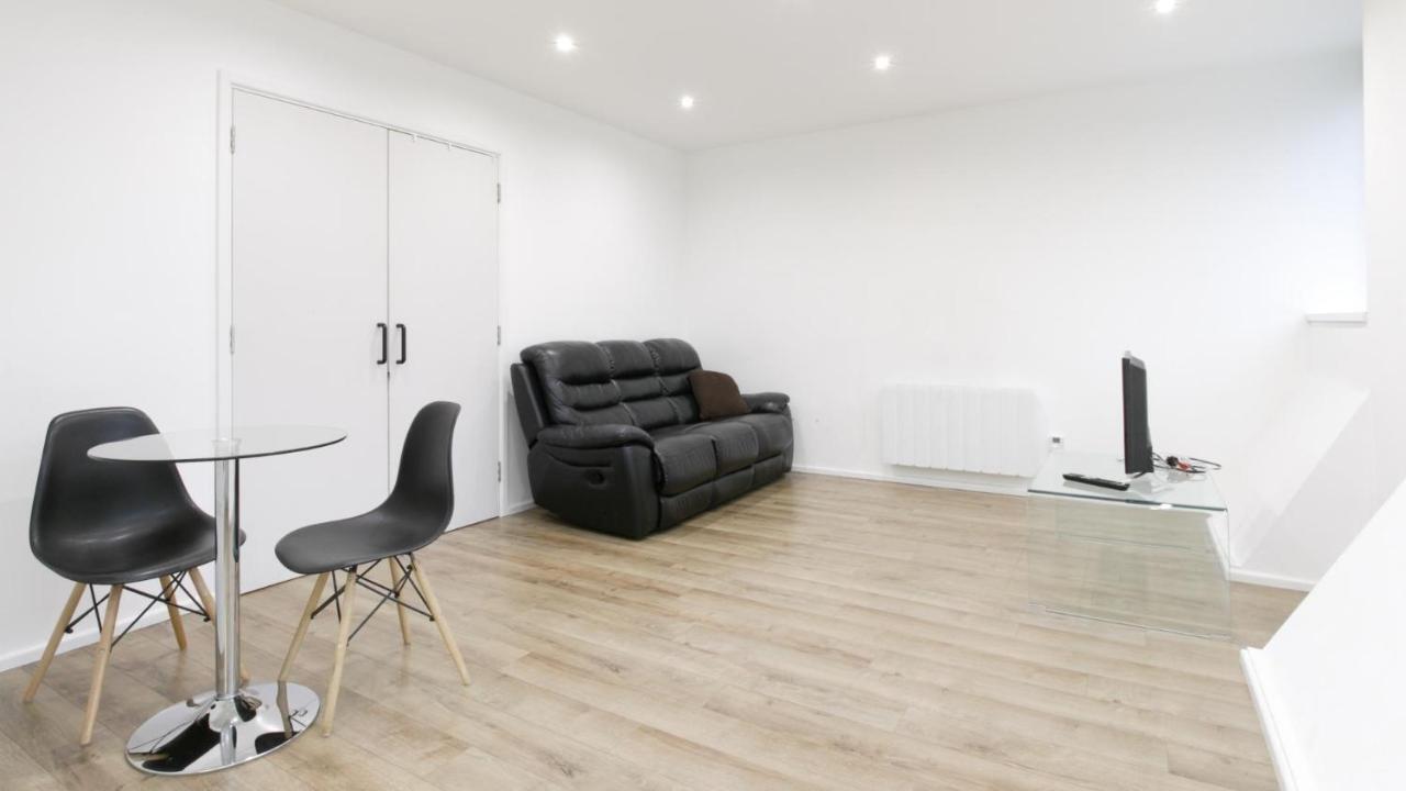 Modern 1 Bedroom Located In
