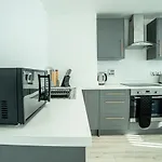 Modern Luxe 1 & 2 Bed Apts Near Granby Plaza By Sojo Stay