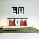 Modern Luxe 1 & 2 Bed Apts Near Granby Plaza By Sojo Stay