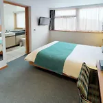 College Court Hotel