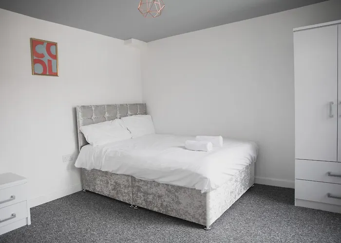 Room In Guest Room - Big Size Room In Leicester