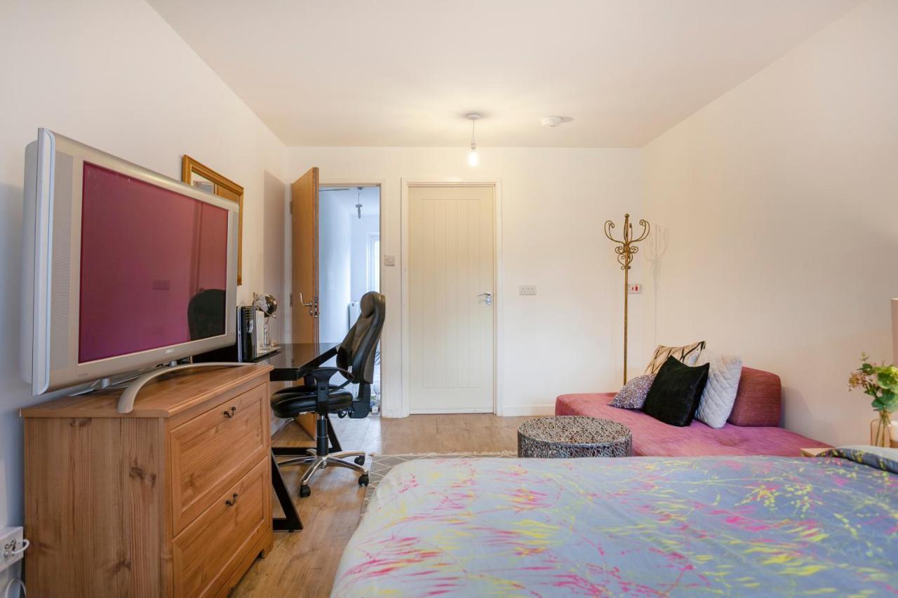 Flexible Stay- 32 Downing Drive Leicester