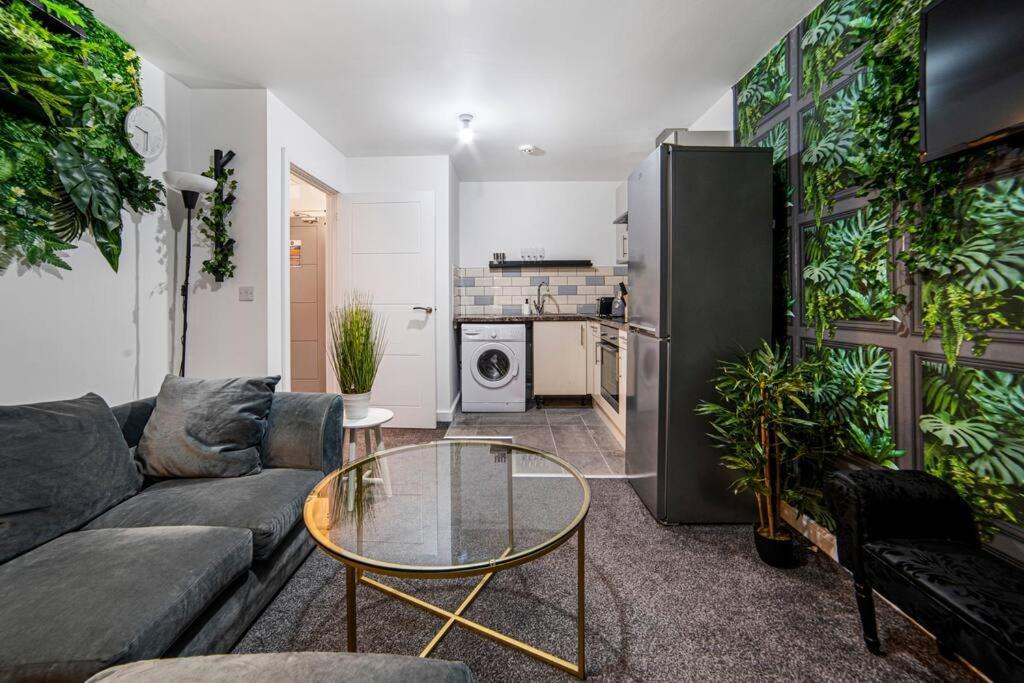 Apartment Romance In Center *
