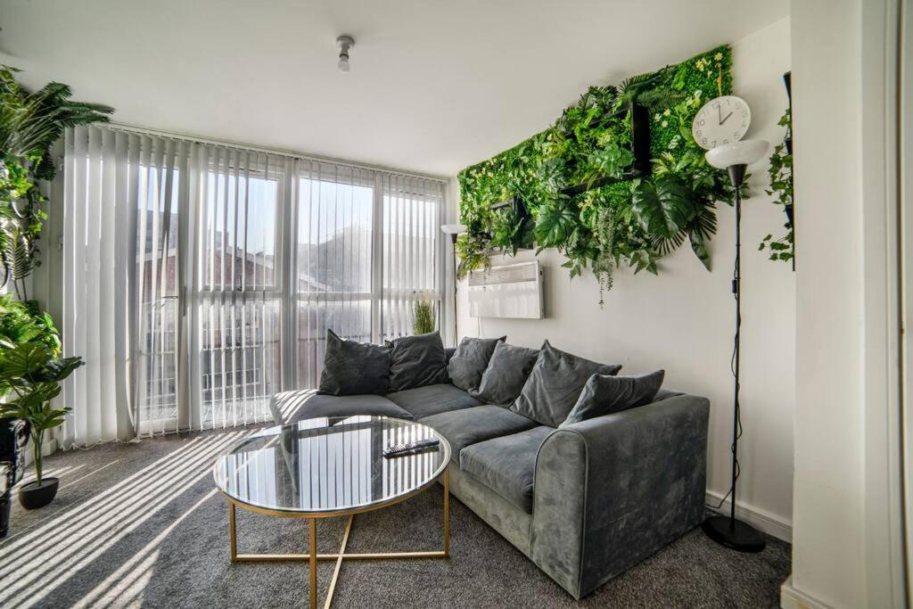 Apartment Romance In Center Leicester