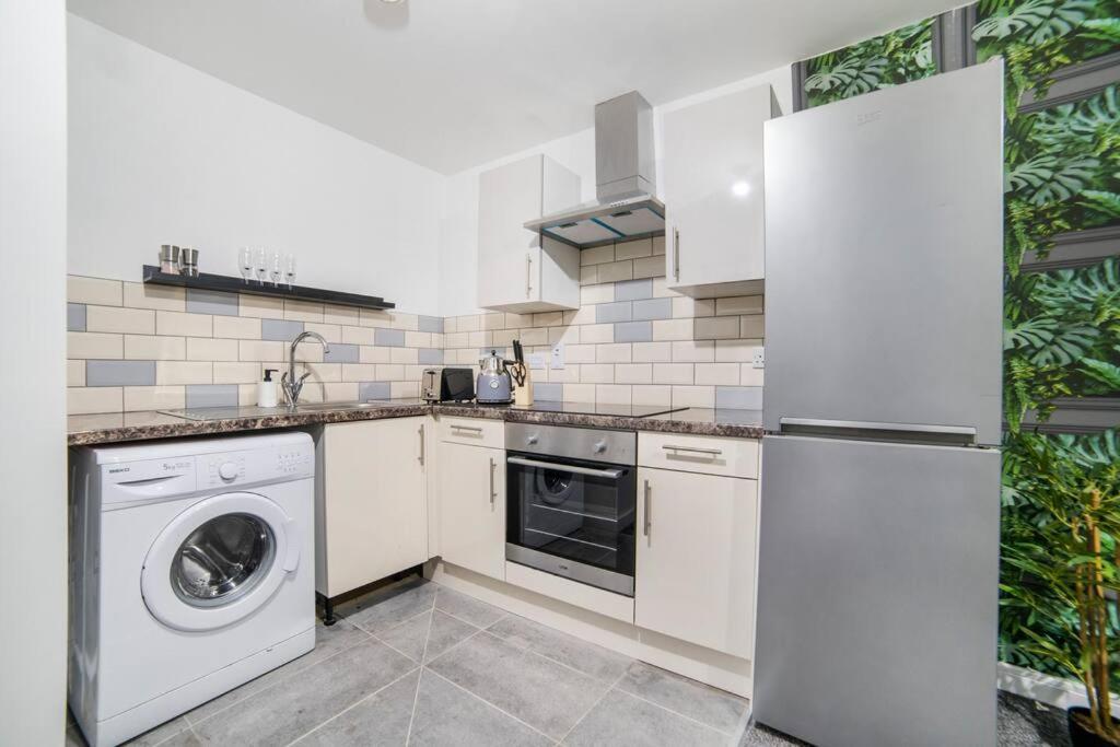 Romance In Center Apartment
