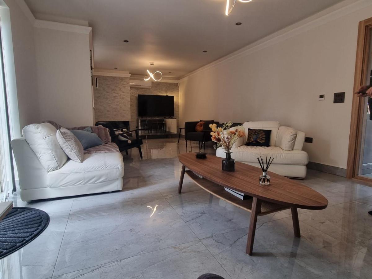 New Fully Furnished 5 Bedroom, 4 Bathroom Detached Leicester