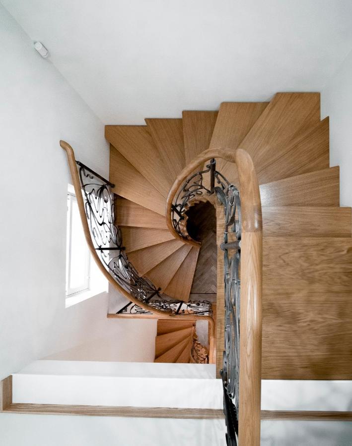 New Fully Furnished 5 Bedroom, 4 Bathroom Detached Villa Leicester