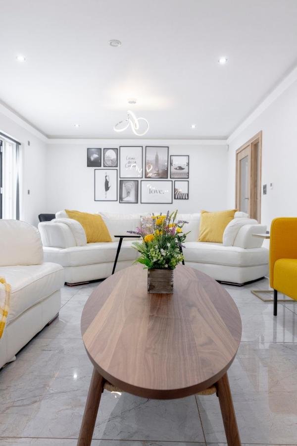 New Fully Furnished 5 Bedroom, 4 Bathroom Detached Villa Leicester