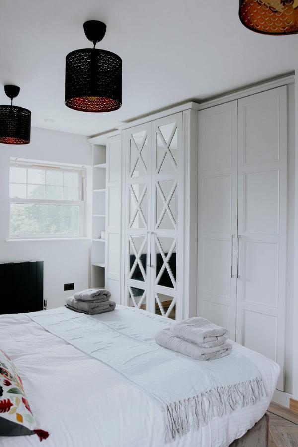 New Fully Furnished 5 Bedroom, 4 Bathroom Detached Villa Leicester