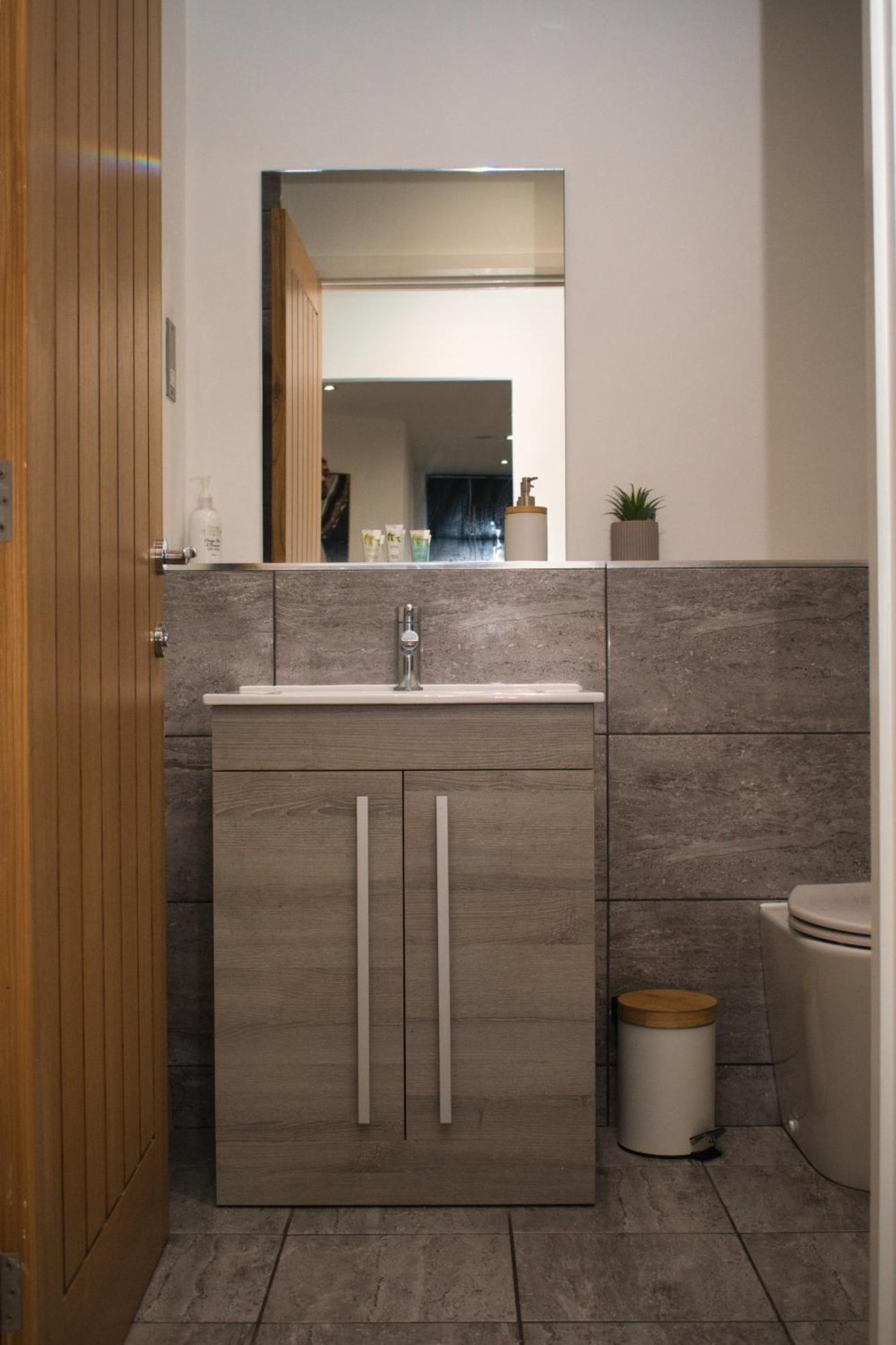 Exquisite 2-bedroom Centre Haven - Leicester's Premier Urban Retreat *