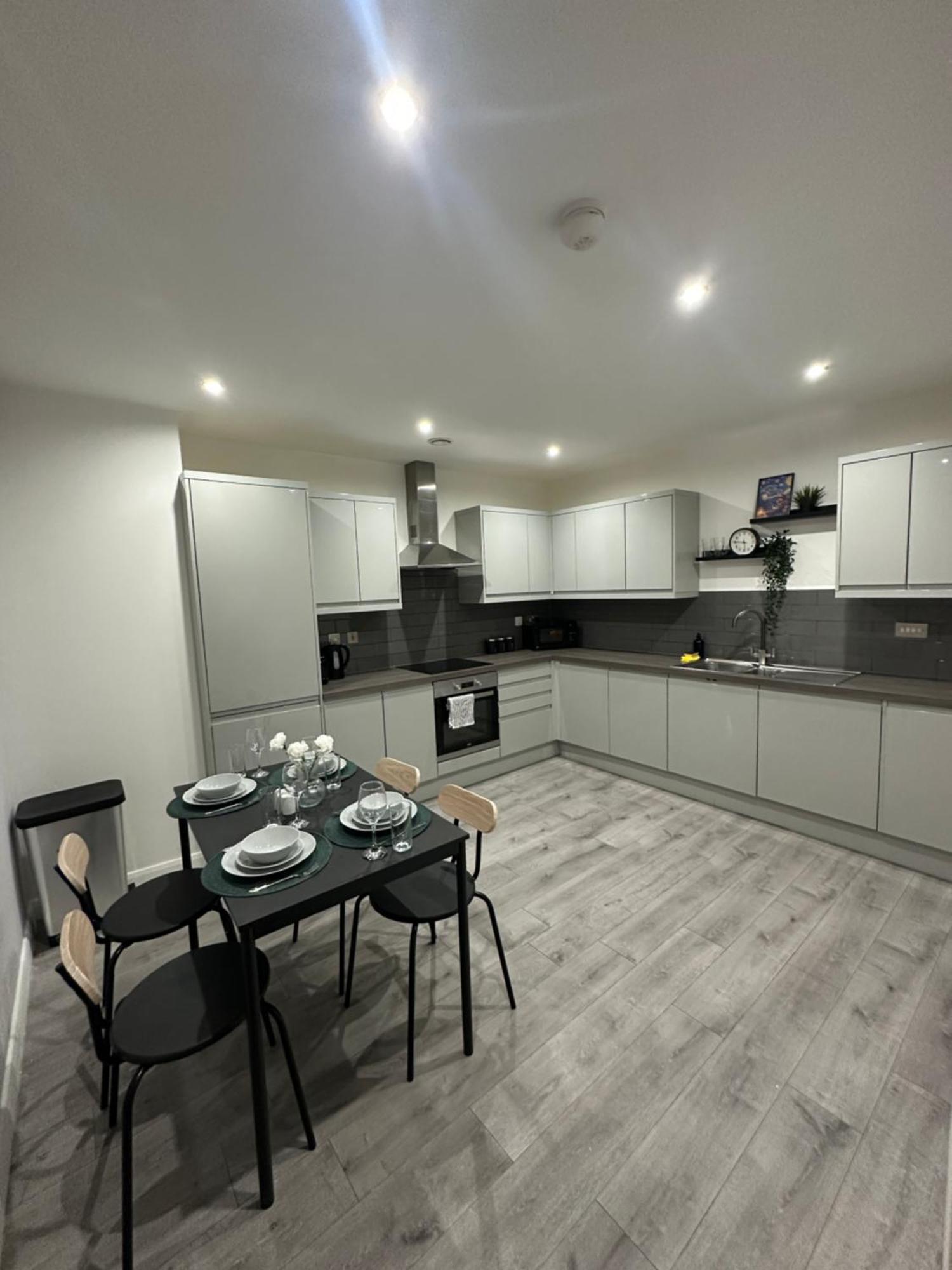Apartment Retro A Luxury With King Size Bed Wii Games And Entertainment Leicester