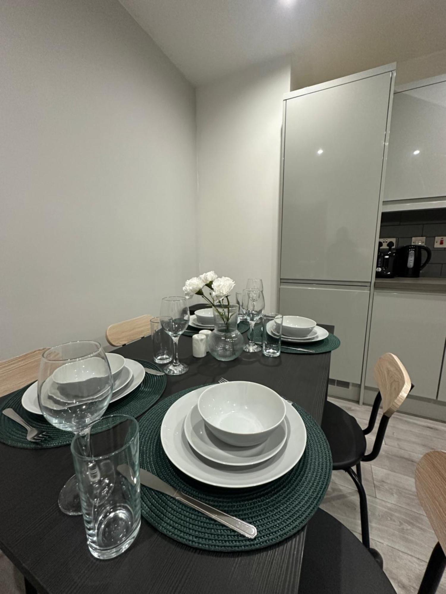 Apartment Retro A Luxury With King Size Bed Wii Games And Entertainment