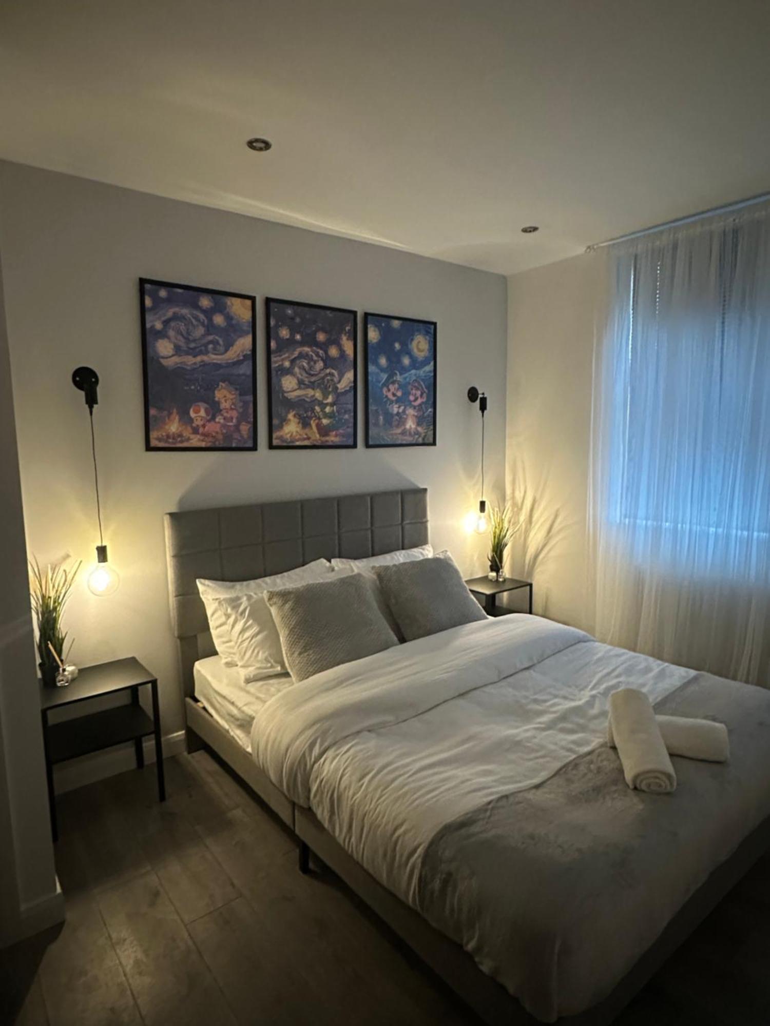 Apartment Retro A Luxury With King Size Bed Wii Games And Entertainment