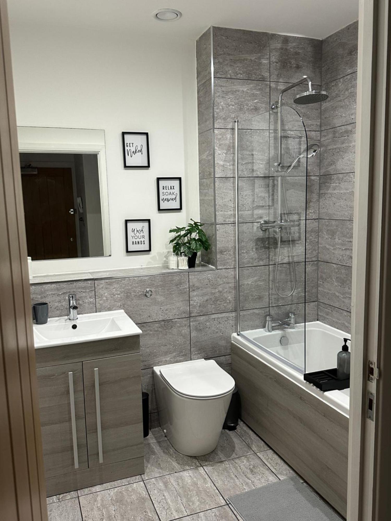 Apartment Retro A Luxury With King Size Bed Wii Games And Entertainment Leicester
