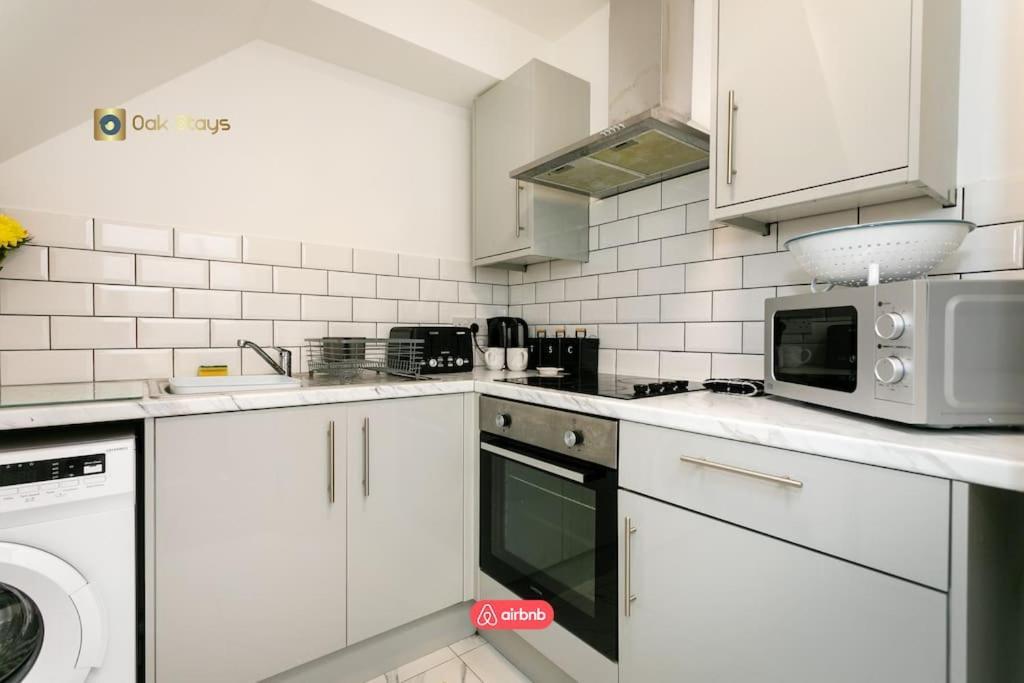 Last-minute Specials L 2 Bedroom Modern For 6 Guests In Centre With Free Parking By Oak Short Lets & Serviced Accommodatins Apartment *